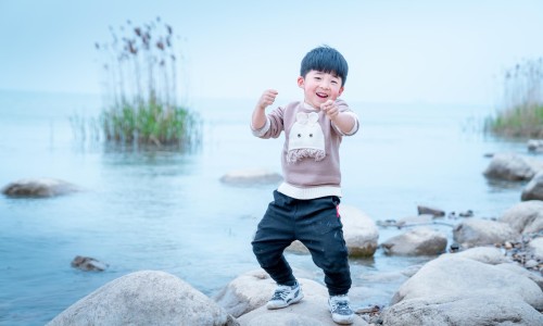 【小孩脸上老是长痣是怎么回事】小孩脸上长白斑是怎么回事 - 小孩脸上长痣了 怎么回事网